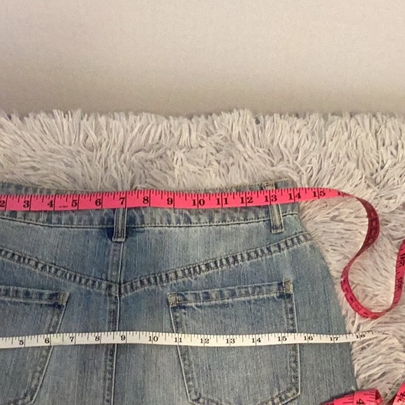 Forever 21 distressed denim mini skirt size small - Picture 3 of 4
